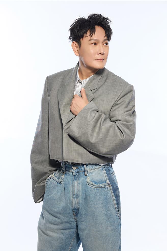 张信哲宣布4月20日在上海体育场开唱，8日释出全新主视觉及前导影音。（潮水音乐提供）