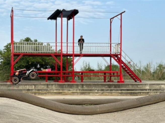 山佳越野遥控赛车场8日开放使用，原先泥土铺面改为地毯铺面，有助于保护车辆。（新北市高滩处提供／刘玮晴新北传真）