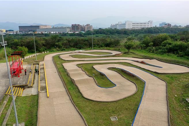山佳越野遥控赛车场整修升级，除跑道上新设置4处不同型式的跳台外，也改善既有70公尺的直线跑道。（新北市高滩处提供／刘玮晴新北传真）