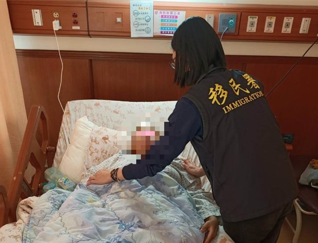 失联印尼籍移工「阿蒂」遭逮后在收容所昏迷，所外就医治疗发现是颅内血管瘤破裂出血，在医院紧急手术成功康復返国。（移民署提供／任义宇高雄传真）