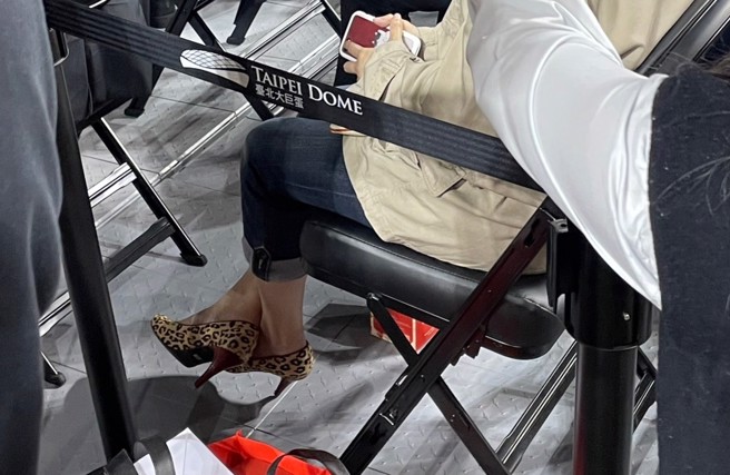 味全龍8日在台北大巨蛋舉行開季記者會，不少貴賓穿著高跟鞋到場。（毛琬婷攝）