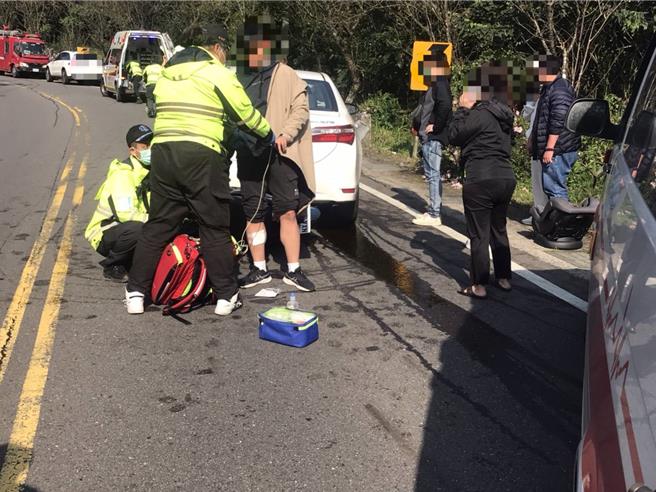 1輛白色轎車疑似因車速過快自撞路邊石礅後，車輛反彈到路中，後方1台機車疑似煞車不及而撞上。（新北消防局提供／張鎧乙新北傳真）