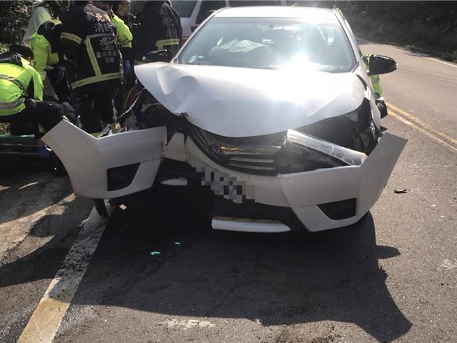 1輛白色轎車疑似因車速過快自撞路邊石礅。（新北消防局提供／張鎧乙新北傳真）