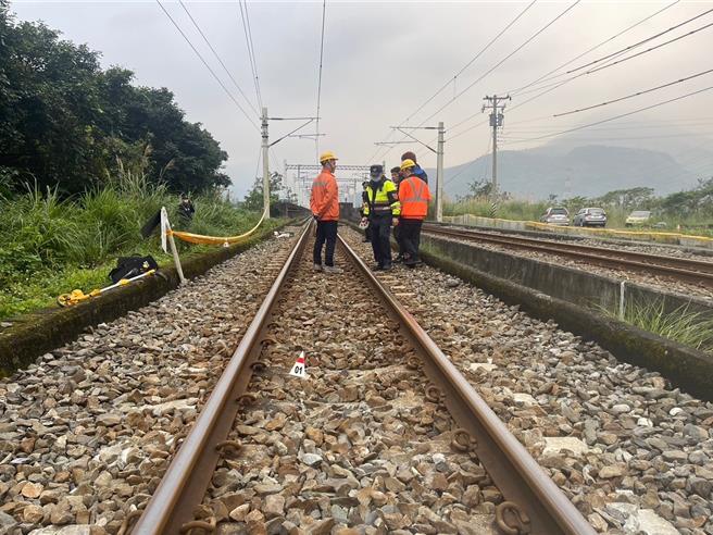 台鐵鳳林車站至萬榮車站間，今下午3時9分有人闖入軌道，送醫不治。（王志偉翻攝）