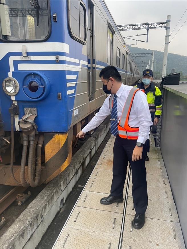 台鐵鳳林車站至萬榮車站間，今下午3時9分有人闖入軌道，送醫不治。台鐵公司人員檢視列車。（王志偉翻攝）