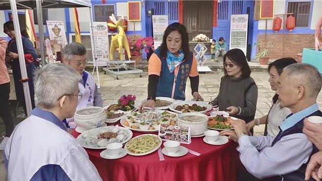 國姓鄉長邱美玲說，17日推出每桌6600元「鹿茸養生宴」已訂滿，訂席民眾可品嘗10道鹿茸佳餚。（楊靜茹攝）