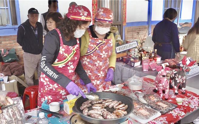 鹿神祭主活動在17日登場，除了精彩表演，還有各式農特產展售，消費滿300元可以抽最大獎16兩鹿茸。（楊靜茹攝）