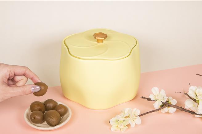 陶博館「甕藏春梅」醃脆梅DIY，3月11日開放報名。（新北市陶博館提供／劉瑋晴新北傳真）