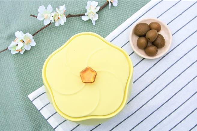 梅甕《花伴》甕身流線圓滑，釉色鵝黃青春可愛，搭配蓋鈕柔和的金屬光澤，整體蘊藏春天繁花盛開的意象。（新北市陶博館提供／劉瑋晴新北傳真）