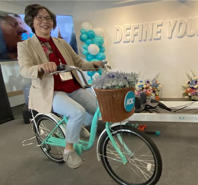 台中市府市政顧問蔡壁如8日出席中市1家運動會館開幕活動試騎單車及體驗核心床，她表示，希望推動運動好習慣，她來台中後受爬山活動吸引，已爬過火炎山、鰲峰山，未來一定要挑戰「谷關七雄」。（陳淑芬攝）