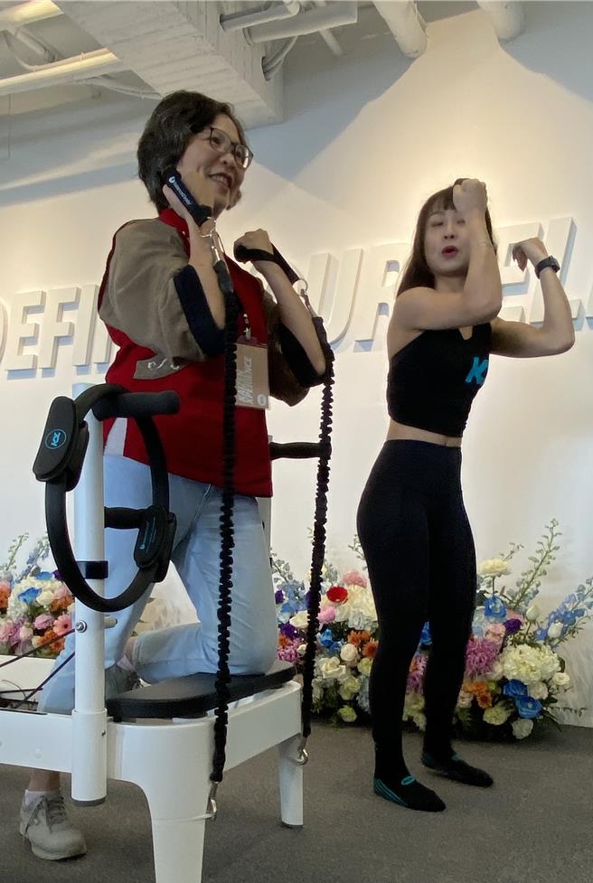 台中市府市政顧問蔡壁如8日出席中市1家運動會館開幕活動試騎單車及體驗核心床，她表示，希望推動運動好習慣，她來台中後受爬山活動吸引，已爬過火炎山、鰲峰山，未來一定要挑戰「谷關七雄」。（陳淑芬攝）