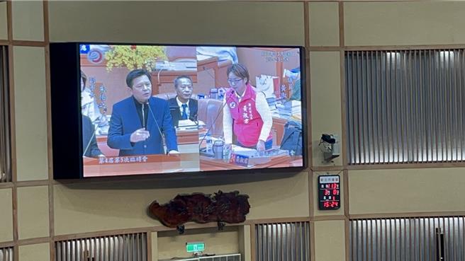 新北市議員黃淑君表示，民間裝潢營建成本不斷墊高，民眾若是因為房屋老舊而有裝修需求，都需要面對高額的清運費用。（劉瑋晴攝）