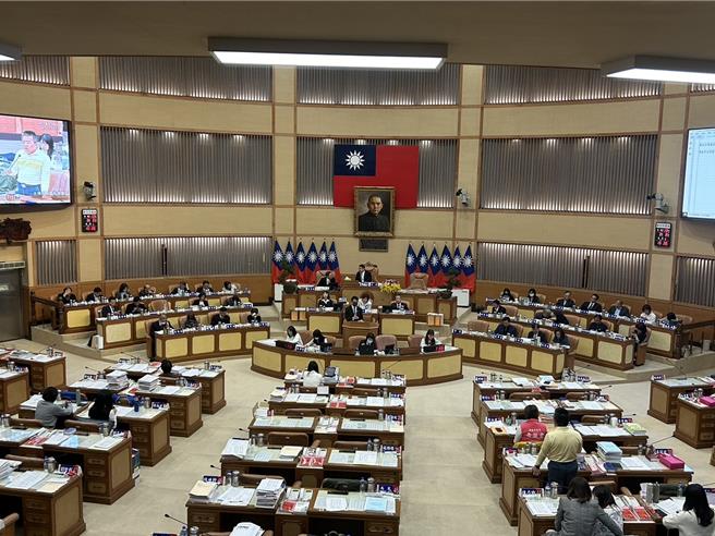 新北市議會臨時會今（8）日針對焚化廠議題進行質詢，新北工廠遠大於台北市，處理空間竟跟北市差不多，導致業者事業廢棄物幾乎無處可逃。（劉瑋晴攝）