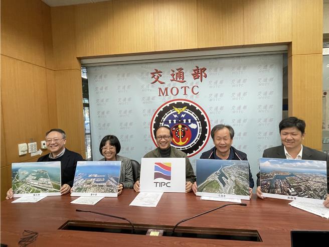 台湾港务公司行政副总卢展猷（左三）率领部门主管，说明各港口招商、营运状况，。（蔡亚桦摄）