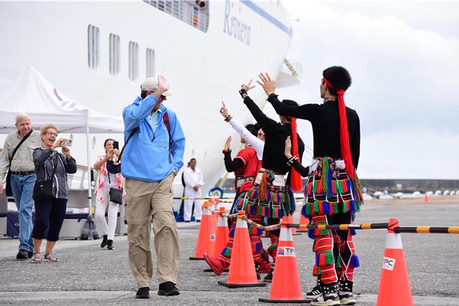 今年2月29日「里维拉号」首航花莲港，原住民舞蹈迎宾。（港务公司提供／蔡亚桦台北传真）