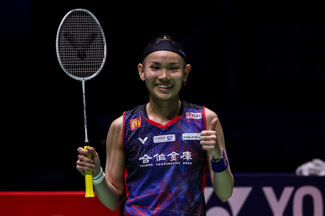 戴资颖击败大堀彩后开心向场边比讚。（badminton photo提供）