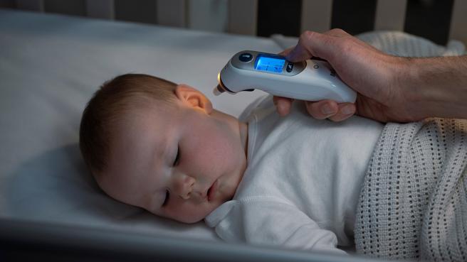 德國百靈BRAUN耳溫槍IRT6525 夜間模式配備燈光方便於黑暗中使用，靜音模式可避免打擾睡眠。（恆隆行提供／古明弘台北傳真）