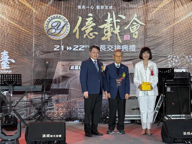主要由台南上市柜企业组成的亿载会8日举行会长交接典礼，威致钢铁董事长郭素惠（右）接下第22届会长。图／陈建宇