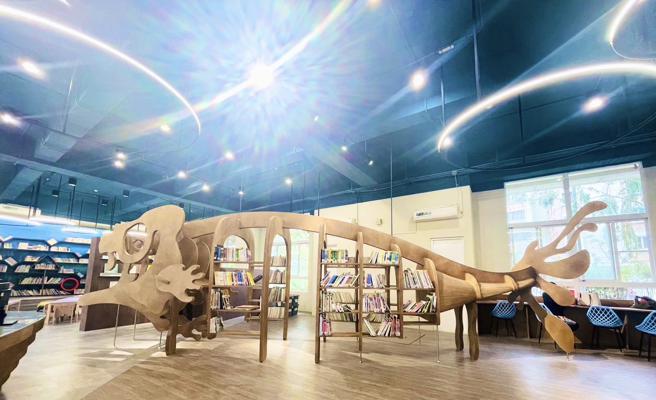 成功国小社区共读站以原图书馆改建，融入鱼骨头、鱼网等海洋意象，重新打造。（图／高雄市教育局）