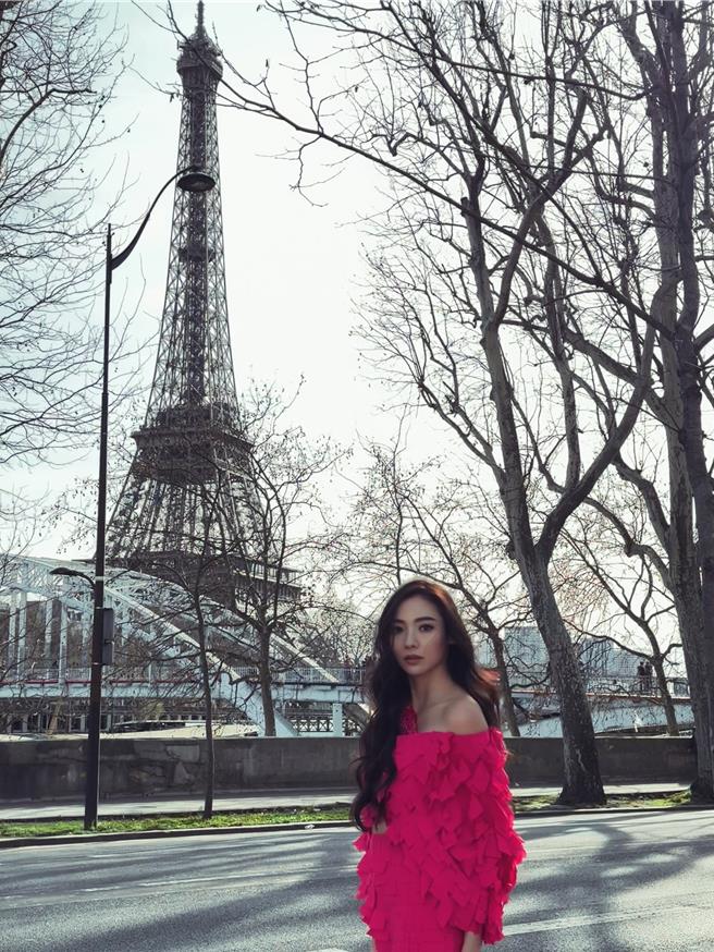 謝沛恩受邀參加夏姿巴黎時裝周，在巴黎鐵塔前留下美麗倩影。（繁星浩月提供）