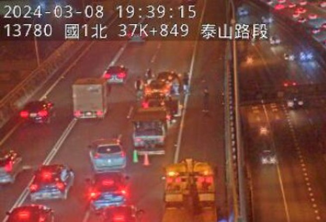 今（8）日晚間19時許，國1高架北向37.8公里處泰山路段發生一起追撞事故。（翻攝畫面）