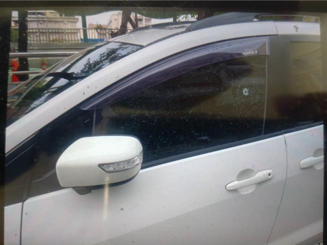 民眾将车停路边，却发现驾驶座车窗遭钢珠弹射击。(读者提供／曹婷婷台南传真)