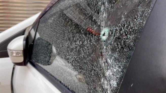 民眾将车停路边，却发现驾驶座车窗遭钢珠弹射击。(读者提供／曹婷婷台南传真)