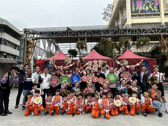 屏東縣政府與紙風車劇團合作，以屏東生活經驗為主軸推出全新戲劇《屏東大小事》，首演將於9日在屏菸1936文化基地登場。（謝佳潾攝）