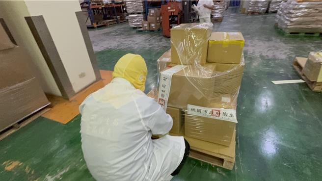 桃园市卫生局经追查金禾味食品香料有限公司使用保欣公司违规批号青辣椒粉制成产品流向，今日稽查4家下游工厂再制品流向，及贩售通路下架回收情形。4家进货8711.2公斤，封存现场原料943.19公斤，相关流向持续追查中。（桃园市卫生局提供）