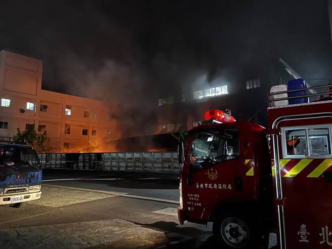 今8日晚间19时许，台北市士林区中正路发生一起火警。（翻摄画面）