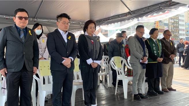 8日由基隆市副市长邱佩琳（左三）、议长童子玮（右三）、228国家纪念馆馆长杨振隆（右一）及受难家属等，共同参与基隆228追思会。图为默哀之情形。（徐佑升摄）