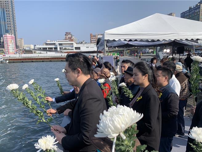 8日由基隆市副市长邱佩琳、议长童子玮、228国家纪念馆馆长杨振隆及受难家属等，共同参与基隆228追思会。图为献花仪式。（徐佑升摄）