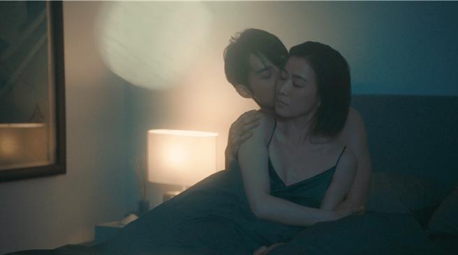 佘詩曼與下屬在床上纏綿，露出性感事業線。（TVBS提供）