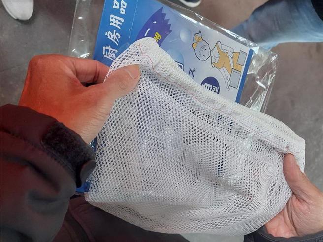 罗东夜市一家羊肉汤业者否认有使用洗衣袋炖煮中药材，强调使用的是可耐高温的煮饭巾。（李忠一摄）