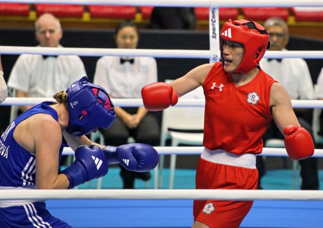 陳念琴(右)輕鬆擊敗對手晉級。(中華民國拳擊協會提供)