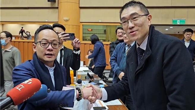 基隆市长谢国梁（右）与基隆市议会议长童子玮（左）7日下午紧紧握手，当时各界认为，象徵本次基隆的罢免连署风波告一段落，没想到民间罢免团体仍于8日启动连署，为基隆政坛投下震撼弹。（张志康摄）