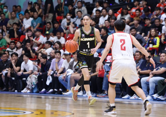 林书纬运球碰上富樫勇树防守。(新北国王提供)