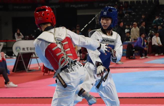 112全國中等學校跆拳道錦標賽國女組52公斤級,花蓮縣新城國中李品玹(右)強勢摘金。(大會提供)