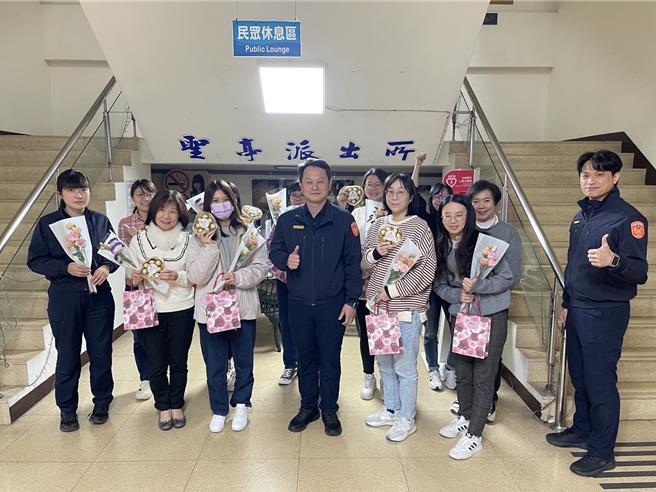 桃园龙潭警分局庆38妇女节，分局长送小礼物给女性同仁。（翻摄照片／蔡明亘桃园传真）
