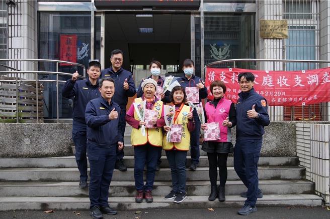 桃园龙潭警分局庆38妇女节，分局长送小礼物给女性同仁。（翻摄照片／蔡明亘桃园传真）