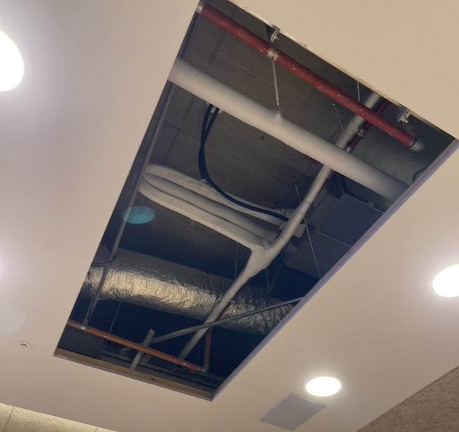 今天（8日）下午15时许，台北市立第二殡仪馆发生天花板掉落事件，当场砸中参加告别式的一名女性民眾，造成手部擦伤。（翻摄画面）