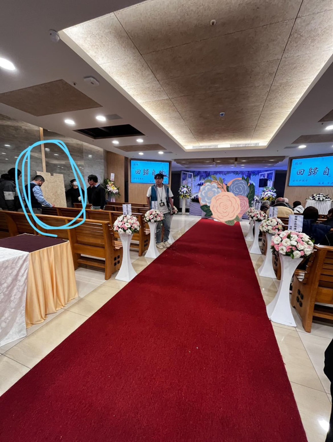 今天（8日）下午15时许，台北市立第二殡仪馆发生天花板掉落事件，当场砸中参加告别式的一名女性民眾，造成手部擦伤。（翻摄画面）