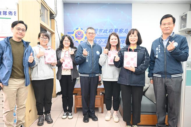 桃園市楊梅警分局3月8日慶婦女節，分局長送上小禮物慰勞女性同仁。（翻攝照片／蔡明亘桃園傳真）
