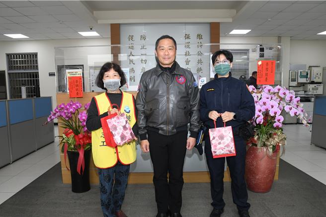桃園市中壢警分局慶祝婦女節，分局長送小禮物慰勞同仁。（翻攝照片／蔡明亘桃園傳真）