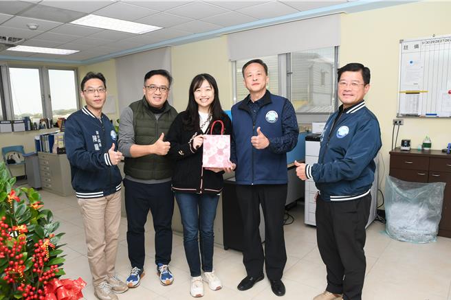 桃園市大溪警分局慶祝婦女節，分局長送小禮物慰勉同仁。（翻攝照片／蔡明亘桃園傳真）