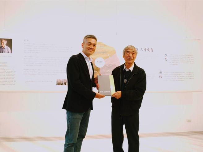 磐钰总经理张立杰（左）邀请清华大学退休教授黄建和展出「金属之画．环保之声」画展！图／曾丽芳