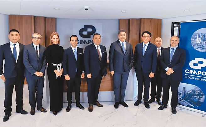 台泥企业团董事长张安平〈右四〉和总经理程耀辉〈右三〉，与正式成为台泥葡萄牙水泥团队的Cimpor高阶主管。图／台泥提供