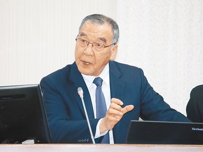 国防部长邱国正7日在立法院表示，两岸状况很严峻，每天提心吊胆，睡得不好。（姚志平摄）