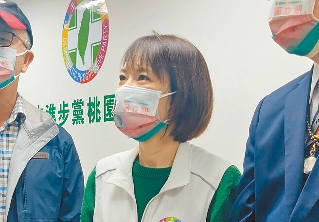 為協助郭台銘獨立參選總統，曾代表民進黨參選桃園市議員的蕭立妍涉嫌收購連署書。通緝中的她6日入境被逮，桃園地院裁准羈押。（本報資料照片）