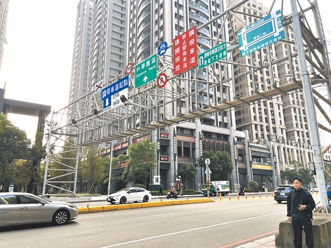 新竹市政府表示，日前审议委员会通过「关埔空桥都市景观准则」，未来空桥将以桥体形式轻量化不落柱为原则，若需落柱则以「下窄上宽」型式为主。（王惠慧摄）